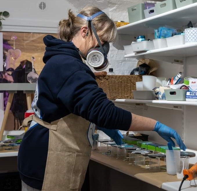 tutor on resin art experience